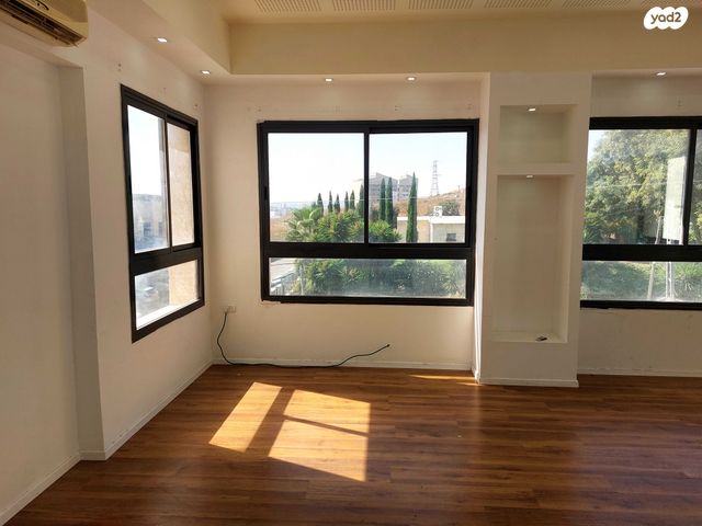 מבני תעשיה, מפעלי נחם הר טוב