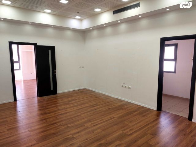 מבני תעשיה, מפעלי נחם הר טוב