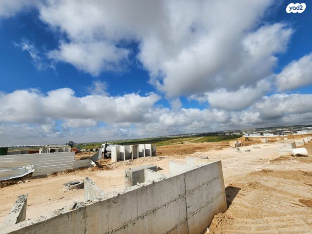 מגרשים