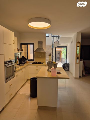 דו משפחתי, הארז 59, קציר, קציר