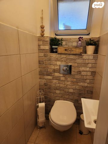 דו משפחתי, אלפי מנשה