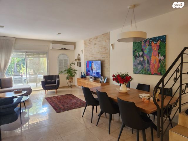 דו משפחתי, אלפי מנשה