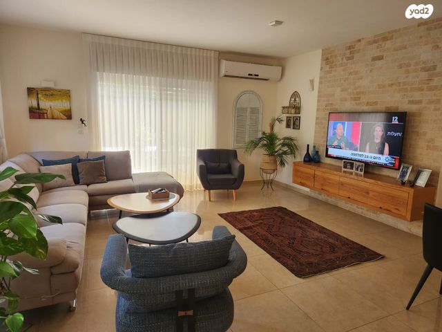 דו משפחתי, אלפי מנשה