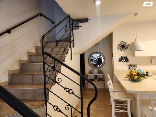 דו משפחתי, אלפי מנשה