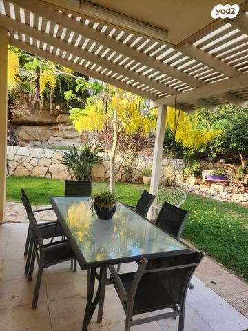 דו משפחתי, אלפי מנשה