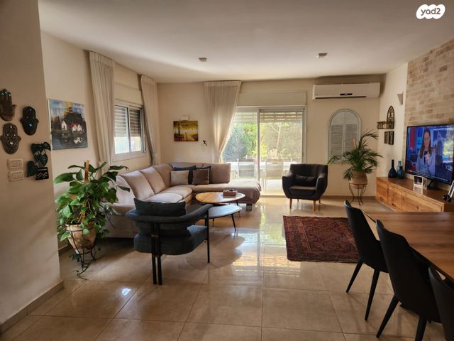 דו משפחתי, אלפי מנשה