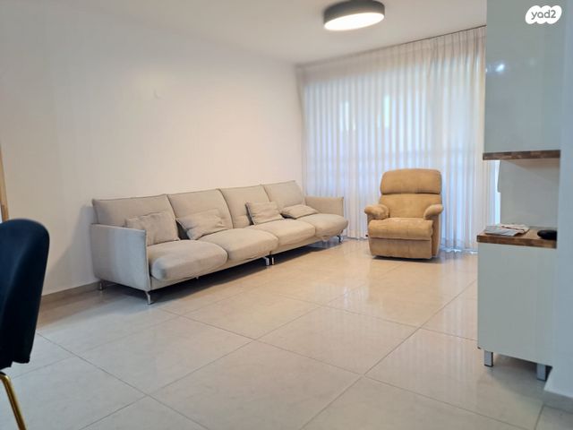 גג/ פנטהאוז, נתיבות