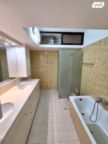 דירה, אריה בן אליעזר, נווה יהושע, ערמונים, רמת גן