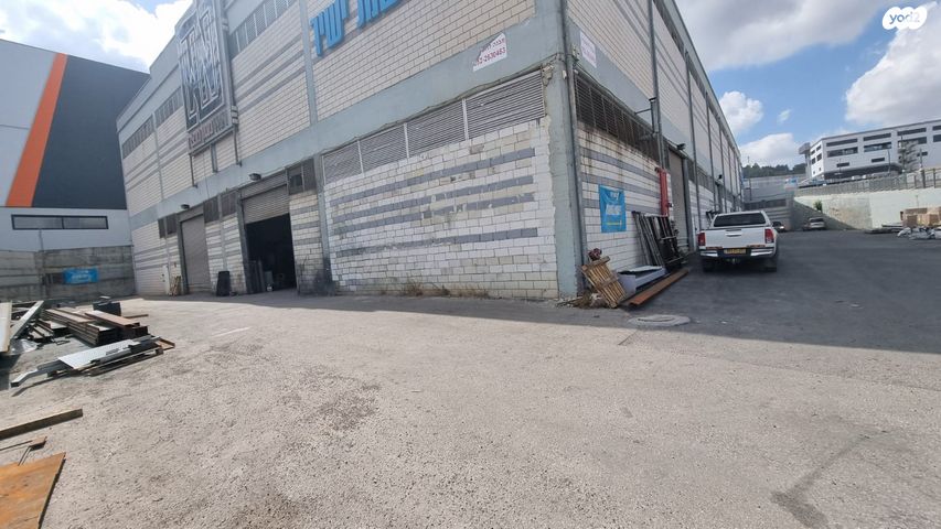 מבני תעשיה, מפעלי נחם הר טוב