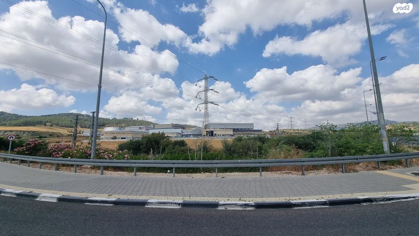 מבני תעשיה, מפעלי נחם הר טוב