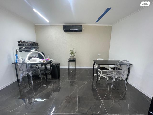 קליניקות, המייסדים, חוסן, חוסן