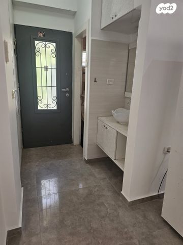 דו משפחתי, אייר, עזרא, הארגזים, תל אביב יפו