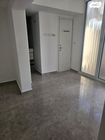 דו משפחתי, אייר, עזרא, הארגזים, תל אביב יפו