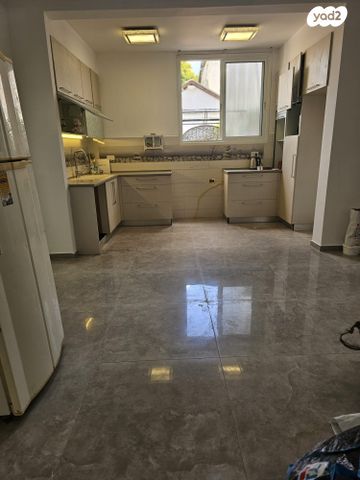 דו משפחתי, אייר, עזרא, הארגזים, תל אביב יפו