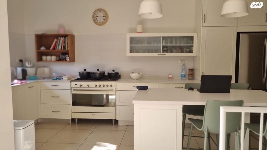 דירת גן, אבן יהודה