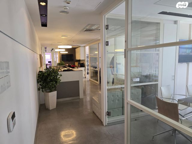 מחסנים, עמל, ראש העין