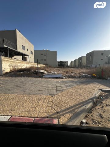 מגרשים