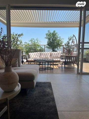 גג/ פנטהאוז, חדרה