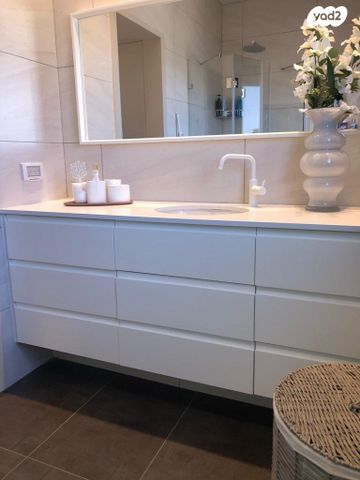 גג/ פנטהאוז, חדרה