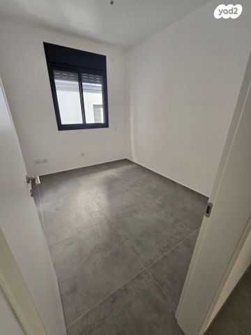 דירה, יהודית, חרוזים, רמת גן