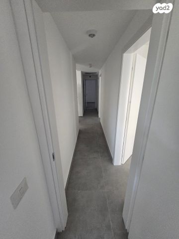 דירה, יהודית, חרוזים, רמת גן