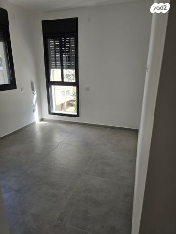 דירה, יהודית, חרוזים, רמת גן