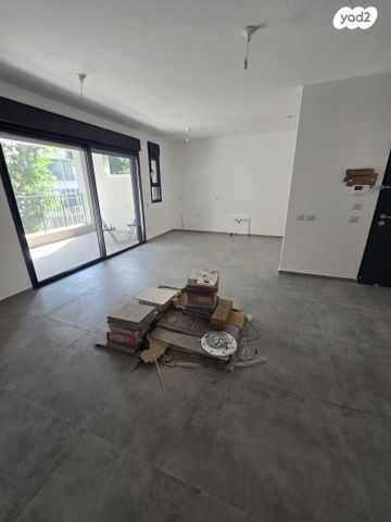 דירה, יהודית, חרוזים, רמת גן