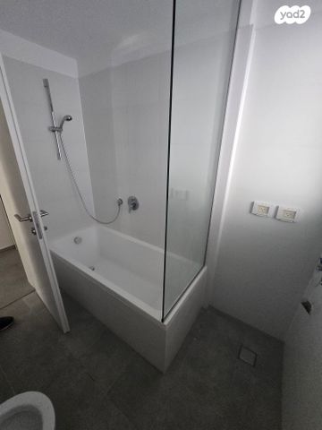 דירה, יהודית, חרוזים, רמת גן