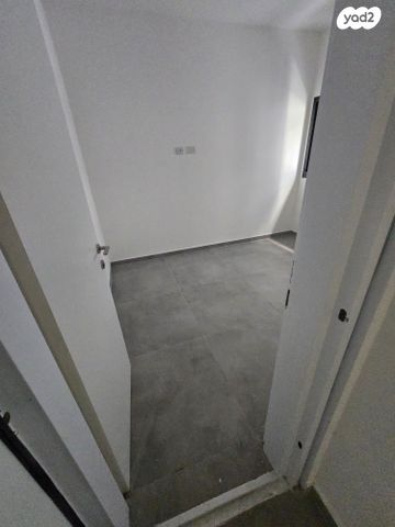 דירה, יהודית, חרוזים, רמת גן