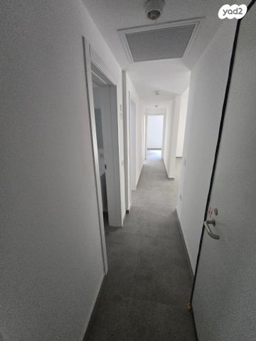 דירה, יהודית, חרוזים, רמת גן