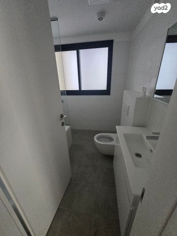 דירה, יהודית, חרוזים, רמת גן