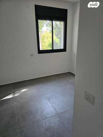 דירה, יהודית, חרוזים, רמת גן