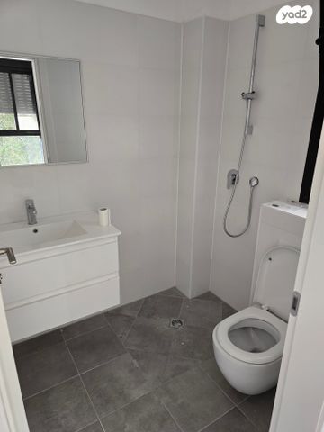 דירה, יהודית, חרוזים, רמת גן