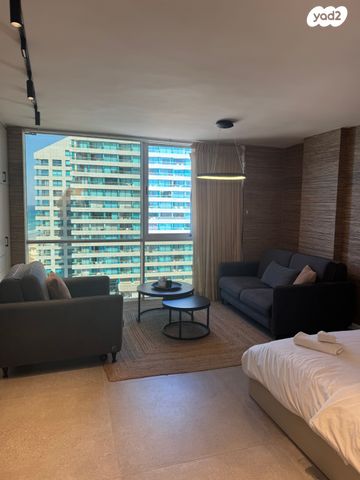 דירה, אלי לנדאו, הרצליה