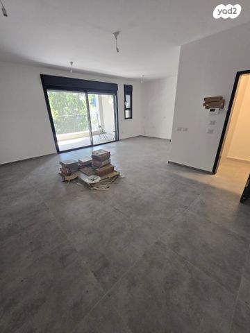 דירה, יהודית, חרוזים, רמת גן