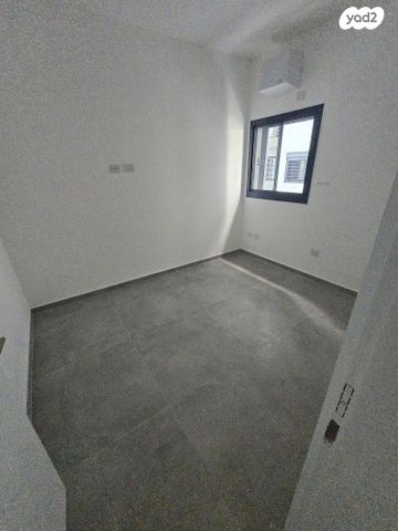 דירה, יהודית, חרוזים, רמת גן