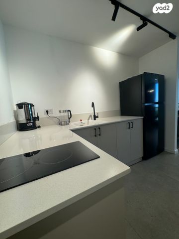 דירה, אלי לנדאו, הרצליה