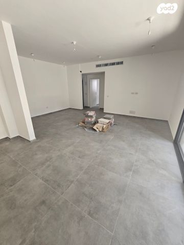 דירה, יהודית, חרוזים, רמת גן