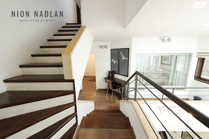 דו משפחתי, זלמן שניאור, הרצליה