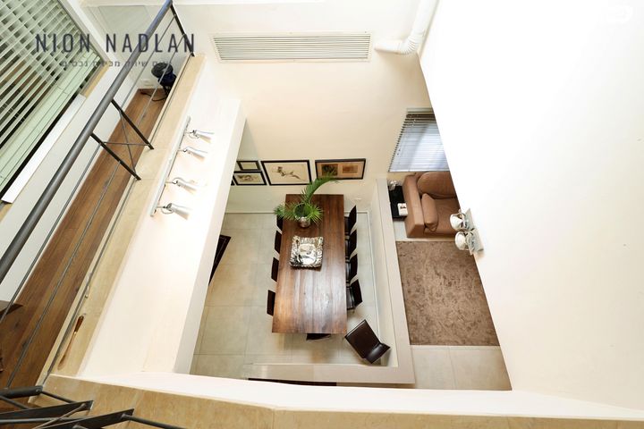 דו משפחתי, זלמן שניאור, הרצליה