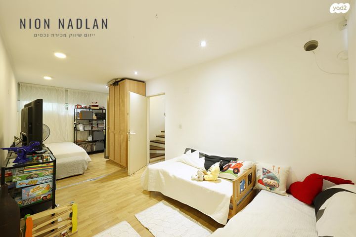 דו משפחתי, זלמן שניאור, הרצליה