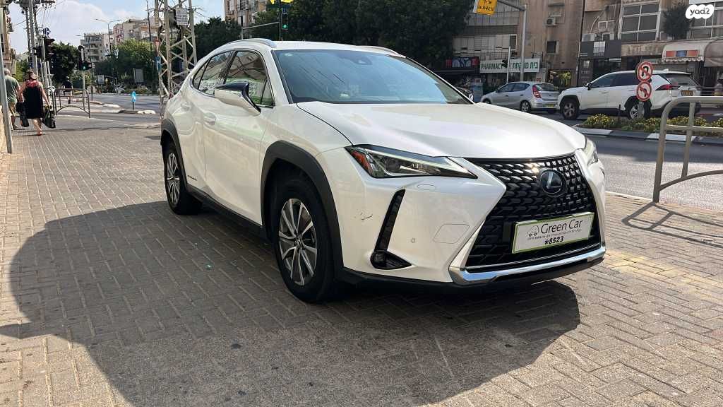 מודעת רכב לקסוס UX