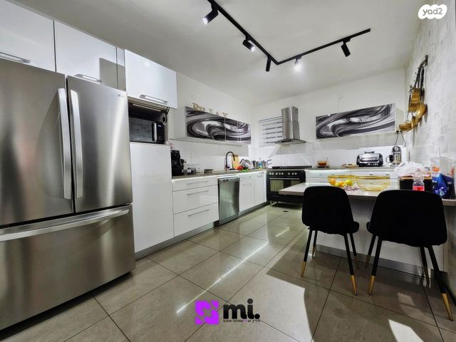 דירת גן, יקותיאל אדם, בית שמש