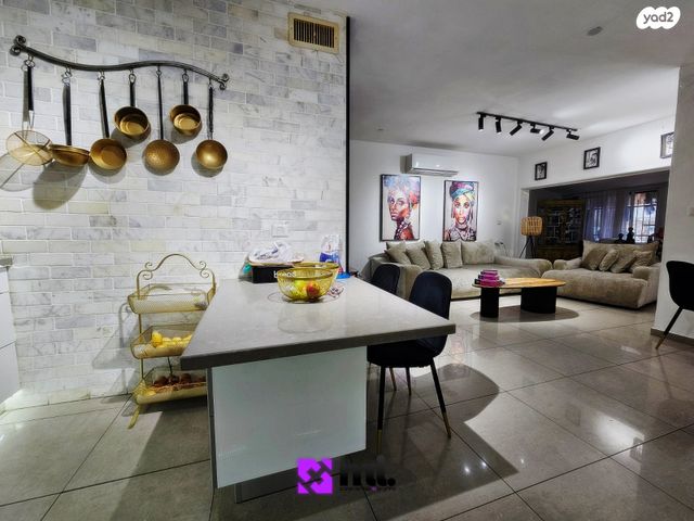 דירת גן, יקותיאל אדם, בית שמש