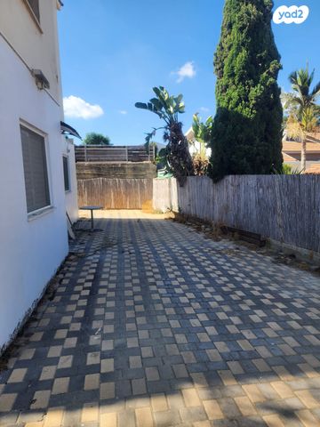 דו משפחתי, עולי הגרדום, נאות הפרחים, גן יבנה