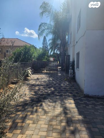 דו משפחתי, עולי הגרדום, נאות הפרחים, גן יבנה