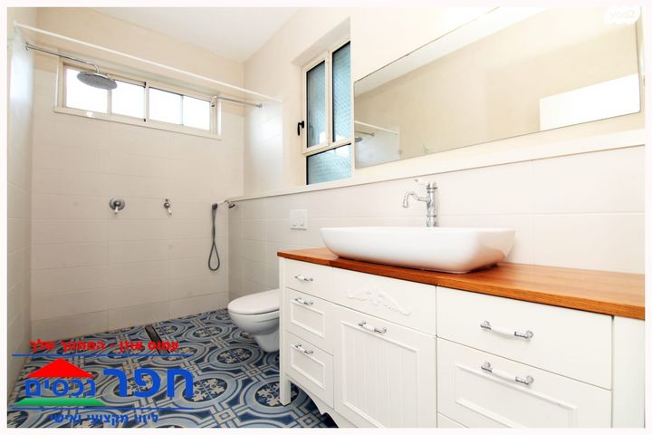 בית פרטי/ קוטג', אומץ