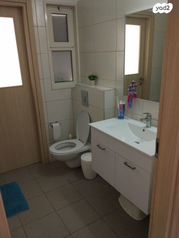 דירת גן, נחל פולג, צור יצחק