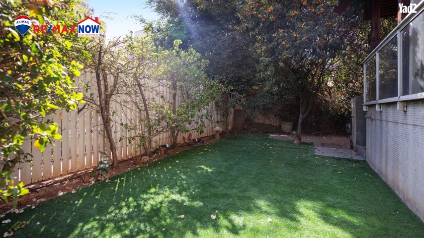 הבוצרים 19