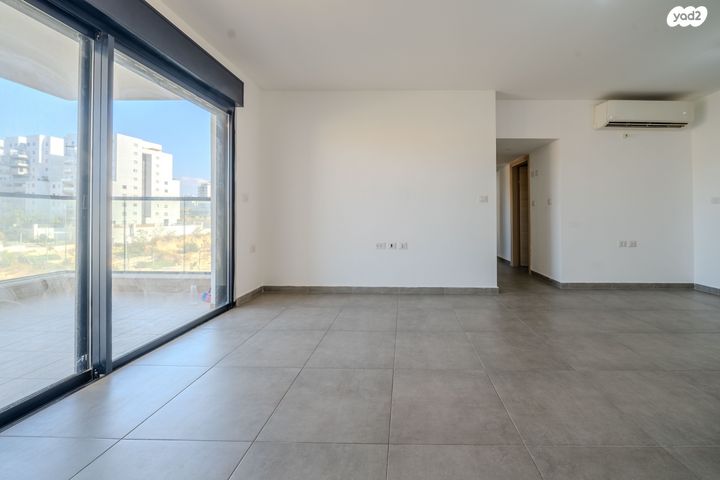 דירה, דרך ארץ 72, הפרחים, חריש